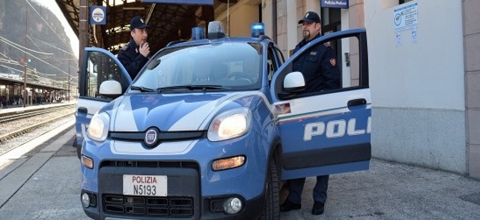 Passeggero aggressivo sul treno, si scaglia su due agenti: in arresto un 43enne